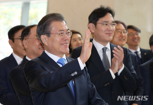 【아산=뉴시스】 박영태 기자 = 문재인 대통령이 10일 충남 아산시 탕정 삼성디스플레이 사업장에서 열린 신규투자 및 상생협력 협약식에 참석, 차세대 디스플레이 더월(The Wall)을 통해 직원들의 환영인사를 보며 손을 흔들고 있다. 오른쪽은 이재용 삼성전자 부회장. 2019.10.10. since1999@newsis.com