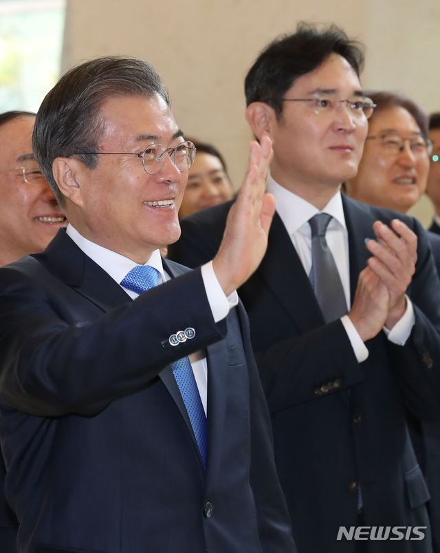 【아산=뉴시스】 박영태 기자 = 문재인 대통령이 10일 충남 아산시 탕정 삼성디스플레이 사업장에서 열린 신규투자 및 상생협력 협약식에 참석, 차세대 디스플레이 더월(The Wall)을 통해 직원들의 환영인사를 보며 손을 흔들고 있다. 오른쪽은 이재용 삼성전자 부회장. 2019.10.10. since1999@newsis.com