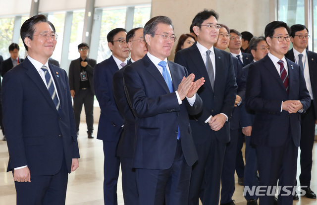 【아산=뉴시스】 박영태 기자 = 문재인 대통령이 10일 충남 아산시 탕정 삼성디스플레이 사업장에서 열린 신규투자 및 상생협력 협약식에 참석, 차세대 디스플레이 더월(The Wall)을 통해 직원들의 환영인사를 보며 손을 흔들고 있다. 왼쪽부터 성윤모 산업통상자원부 장관, 홍남기 경제부총리 겸 기획재정부 장관, 문 대통령, 이재용 삼성전자 부회장, 양승조 충남지사. 2019.10.10. since1999@newsis.com