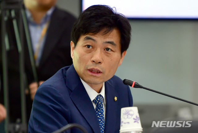 【무안=뉴시스】류형근 기자 = 더불어민주당 소속 김민기 국회 정보위원장. 2019.10.10. hgryu77@newsis.com