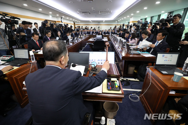 【서울=뉴시스】전신 기자 = 10일 오전 서울 관악구 서울대학교에서 열린 국회 교육위원회 서울대 국정감사에서 이찬열 교육위원장이 의사봉을 두드리고 있다. 2019.10.10. photo1006@newsis.com
