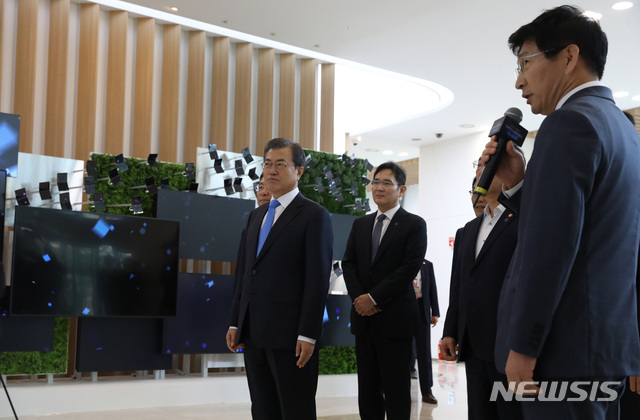 【아산=뉴시스】 박영태 기자 = 문재인 대통령이 10일 충남 아산시 탕정 삼성디스플레이 사업장에서 열린 신규투자 및 상생협력 협약식에 참석, 차세대 디스플레이 조형물을 관람하고 있다. 왼쪽부터 문 대통령, 이재용 삼성전자 부회장, 이동훈 삼성디스플레이 사장. 2019.10.10.&nbsp; since1999@newsis.com 