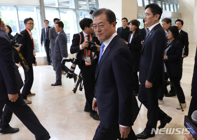 【아산=뉴시스】 박영태 기자 = 문재인 대통령이 10일 충남 아산시 탕정 삼성디스플레이 사업장에서 열린 신규투자 및 상생협력 협약식에 참석하고 있다. 오른쪽은 이재용 삼성전자 부회장. 2019.10.10. since1999@newsis.com