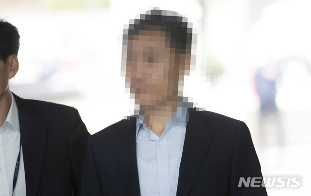 【서울=뉴시스】 홍효식 기자 = 윤모 총경이 지난 10일 오전 서울중앙지법에서 영장실질심사(구속 전 피의자 심문)를 받기 위해 법정으로 향하고 있다. 2019.10.10.&nbsp; photo@newsis.com