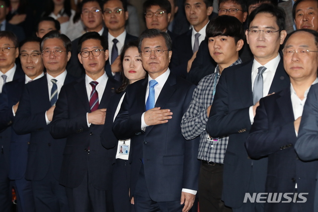 【아산=뉴시스】 박영태 기자 = 문재인 대통령이 10일 충청남도 아산시 탕정 삼성디스플레이 사업장에서 열린 신규투자 및 상생협력 협약식에 참석, 국기에 대한 경례를 하고 있다. 왼쪽 세번째부터 성윤모 산업통상자원부장관, 양승조 충남지사, 김소해 삼성디스플레이 컴퓨터엔지니어링팀 사원, 문 대통령, 김지섭 삼성디스플레이 LCD제조센터 사원, 이재용 삼성전자 부회장, 홍남기 경제부총리 겸 기획재정부 장관. 2019.10.10.&nbsp; since1999@newsis.com