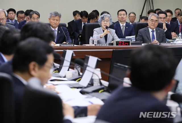 【세종=뉴시스】강종민 기자 = 10일 오전 정부세종청사에서 열린 국회 정무위원회의 국가보훈처와 국민권익위원회에 대한 국정감사에서 박은정 권익위원장이 답변하고 있다. 2019.10.10. ppkjm@newsis.com