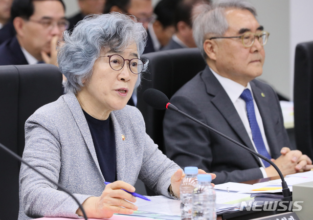 【세종=뉴시스】강종민 기자 = 10일 오전 정부세종청사에서 열린 국회 정무위원회의 국가보훈처와 국민권익위원회에 대한 국정감사에서 박은정 권익위원장이 답변하고 있다. 2019.10.10. ppkjm@newsis.com