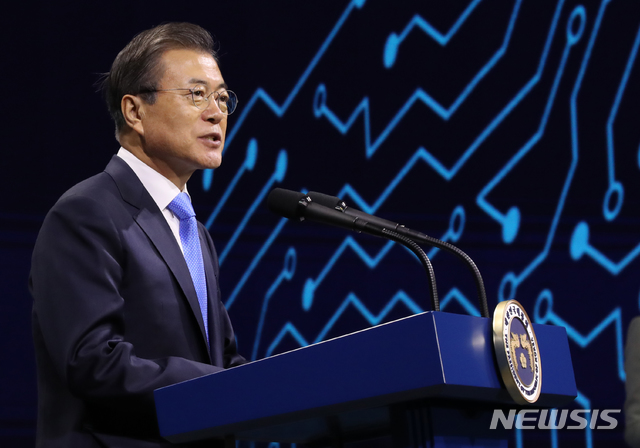 【아산=뉴시스】 박영태 기자 = 문재인 대통령이 10일 충청남도 아산시 탕정 삼성디스플레이 사업장에서 열린 신규투자 및 상생협력 협약식에 참석, 발언하고 있다. 2019.10.10. since1999@newsis.com