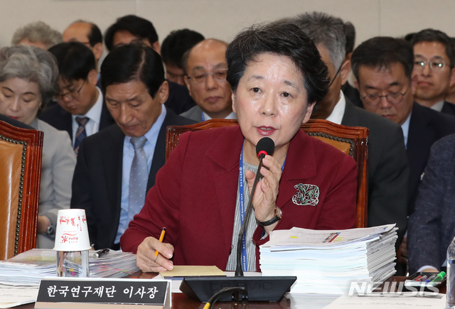 【서울=뉴시스】고승민 기자 = 10일 서울 여의도 국회에서 열린 과학기술방송통신위원회의 한국연구재단, 한국과학기술기획평가원 등 국정감사에서 노정혜 한국연구재단 이사장이 의원 질의에 답하고 있다. 2019.10.10. kkssmm99@newsis.com
