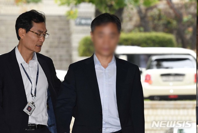 【서울=뉴시스】홍효식 기자 = 버닝썬 사건에서 ‘경찰총장'으로 불린 윤모 총경이 10일 오전 서울 서초구 서울중앙지법에서 열리는 영장실질심사(구속 전 피의자 심문)에 출석하고 있다. 2019.10.10. photo@newsis.com