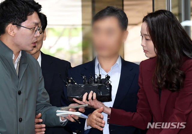 [서울=뉴시스]홍효식 기자 = 윤 총경이 지난해 10월 영장실질심사를 받기 위해 서초동 서울중앙지방 법원 법정에 들어서고 있다. 2019.10.10. photo@newsis.com