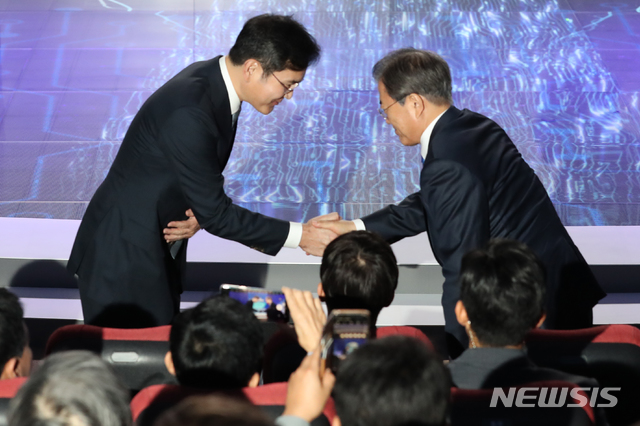 【아산=뉴시스】 박영태 기자 = 문재인(오른쪽) 대통령이 10일 충청남도 아산시 탕정 삼성디스플레이 사업장에서 열린 신규투자 및 상생협력 협약식에서 이재용 삼성전자 부회장과 악수하고 있다. 2019.10.10. since1999@newsis.com