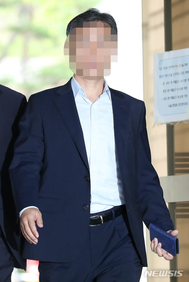 [서울=뉴시스] 홍효식 기자 = 버닝썬 사건에서 ‘경찰총장'으로 불린 윤 모 총경이 지난해 10월 서울 서초구 서울중앙지방법원에서 특정범죄가중처벌법상 알선수재와 자본시장법 위반 등의 혐의와 관련 영장실질심사(구속 전 피의자 심문)를 받기 위해 법정으로 향하고 있다. 2019.10.10.&nbsp; photo@newsis.com