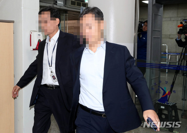 [서울=뉴시스] 버닝썬 사건에서 ‘경찰총장'으로 불린 윤모 총경이 지난 2019년 10월10일 오전 서울 서초구 서울중앙지방법원에서 특정범죄가중처벌법상 알선수재와 자본시장법 위반 등의 혐의와 관련 영장실질심사(구속 전 피의자 심문)를 받기 위해 법정으로 향하고 있다. (사진=뉴시스 DB). photo@newsis.com