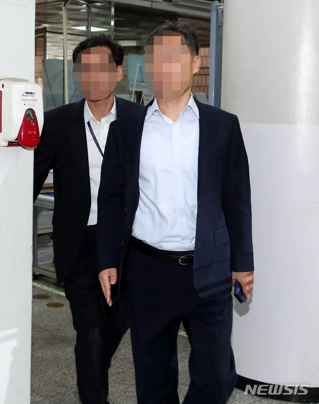 [서울=뉴시스] 홍효식 기자 = 버닝썬 사건에서 ‘경찰총장'으로 불린 윤 모(오른쪽) 총경이 지난 10월10일 오전 서울 서초구 서울중앙지방법원에서 특정범죄가중처벌법상 알선수재와 자본시장법 위반 등의 혐의와 관련 영장실질심사(구속 전 피의자 심문)를 받기 위해 법정으로 향하고 있다. 2019.10.10.&nbsp; photo@newsis.com