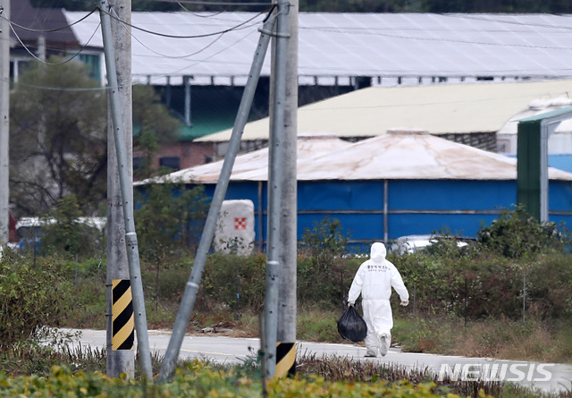 【연천=뉴시스】이영환 기자 = 아프리카돼지열병(ASF) 양성판정이 내려진 10일 오전 경기도 연천군 신서면의 아프리카돼지열병 발생 농장으로 농림축산 검역본부 중앙역학조사관이 들어가고 있다. 2019.10.10. 20hwan@newsis.com
