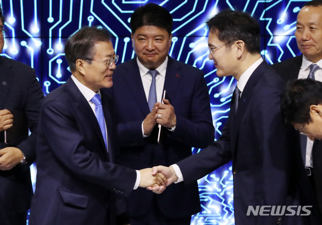 【아산=뉴시스】 박영태 기자 = 문재인 대통령이 10일 충청남도 아산시 탕정 삼성디스플레이 사업장에서 열린 신규투자 및 상생협력 협약식에 참석, 이재용 삼성전자 부회장과 악수하고 있다. 2019.10.10. since1999@newsis.com