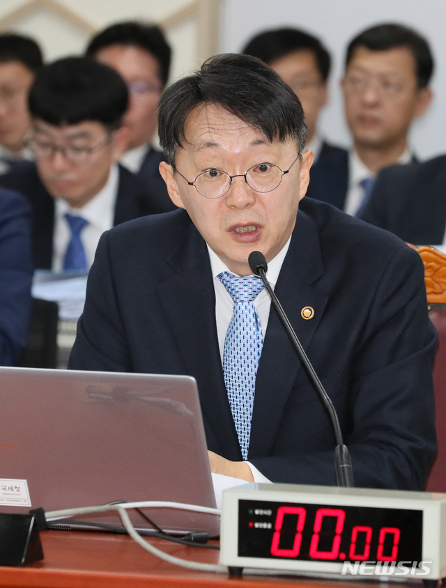 【세종=뉴시스】강종민 기자 = 10일 오전 정부세종2청사에서 열린 국회 기획재정위원회의 국세청에 대한 국정감사에서 김현준 국세청장이 질의에 답변하고 있다. 2019.10.10. ppkjm@newsis.com