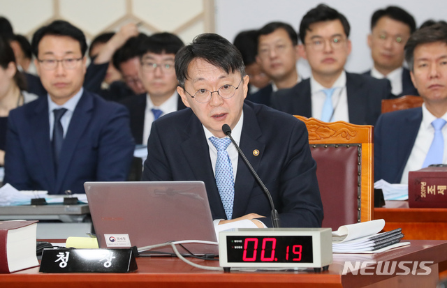 【세종=뉴시스】강종민 기자 = 10일 오전 정부세종2청사에서 열린 국회 기획재정위원회의 국세청에 대한 국정감사에서 김현준 국세청장이 질의에 답변하고 있다. 2019.10.10. ppkjm@newsis.com