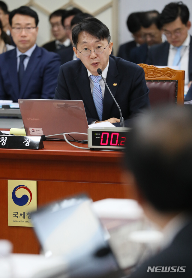 【세종=뉴시스】강종민 기자 = 10일 오전 정부세종2청사에서 열린 국회 기획재정위원회의 국세청에 대한 국정감사에서 김현준 국세청장이 질의에 답변하고 있다. 2019.10.10. ppkjm@newsis.com