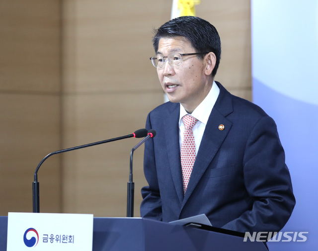 【서울=뉴시스】 전진환 기자 = 취임 한달을 맞은 은성수 금융위원장이 10일 오전 서울 종로구 정부서울청사 브리핑룸에서 기자간담회를 하고 있다. 2019.10.10. amin2@newsis.com