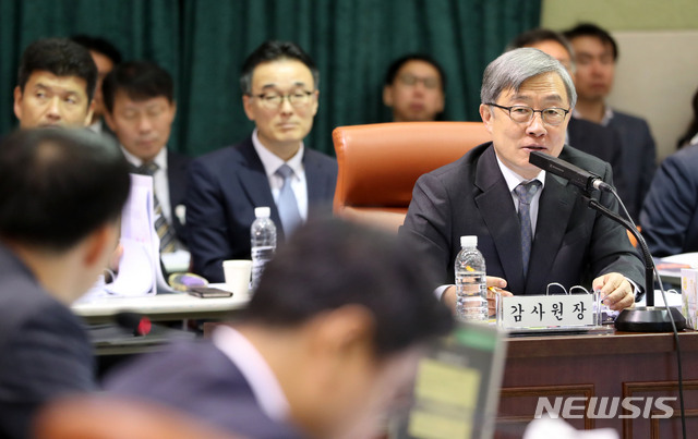 【서울=뉴시스】박주성 기자 = 10일 오전 서울 종로구 감사원에서 열린 국회 법제사법위원회 감사원 국정감사에서 최재형 감사원장이 의원들의 질의에 답하고 있다. 2019.10.10 . park7691@newsis.com