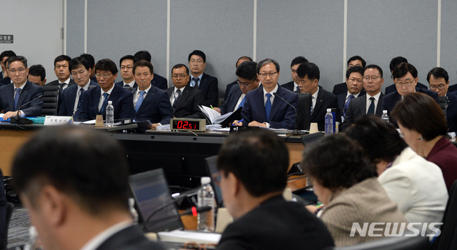 【전주=뉴시스】 김얼 기자= 2019년도 보건복지위원회의 국민연금공단 국정감사가 10일 전북 전주시 국민연금공단에서 실시된 가운데 김성주 국민연금공단 이사장이 질의에 답변하고 있다. 2019.10.10. pmkeul@newsis.com