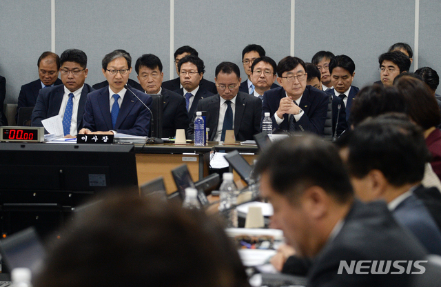 【전주=뉴시스】 김얼 기자= 2019년도 보건복지위원회의 국민연금공단 국정감사가 10일 전북 전주시 국민연금공단에서 실시된 가운데 김성주 국민연금공단 이사장이 질의에 답변하고 있다. 2019.10.10. pmkeul@newsis.com