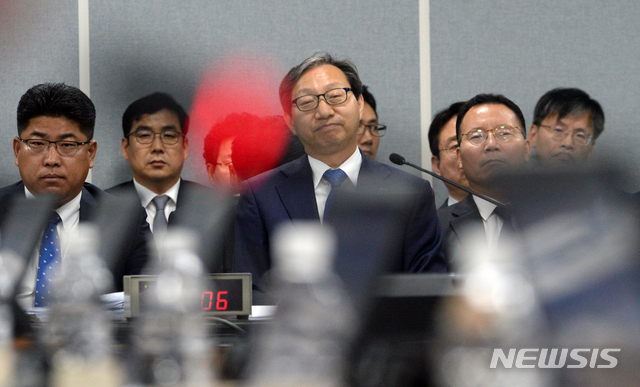 【전주=뉴시스】 김얼 기자= 2019년도 보건복지위원회의 국민연금공단 국정감사가 10일 전북 전주시 국민연금공단에서 실시된 가운데 김성주 국민연금공단 이사장이 질의를 듣고 있다. 2019.10.10.pmkeul@newsis.com