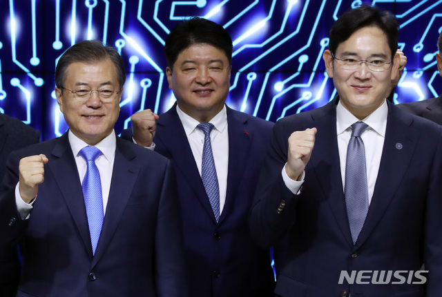 【아산=뉴시스】 박영태 기자 = 문재인 대통령이 10일 충청남도 아산시 탕정 삼성디스플레이 사업장에서 열린 신규투자 및 상생협력 협약식에 참석, 이재용 삼성전자 부회장 등 참석자들과 파이팅을 외치고 있다. 2019.10.10.&nbsp; since1999@newsis.com