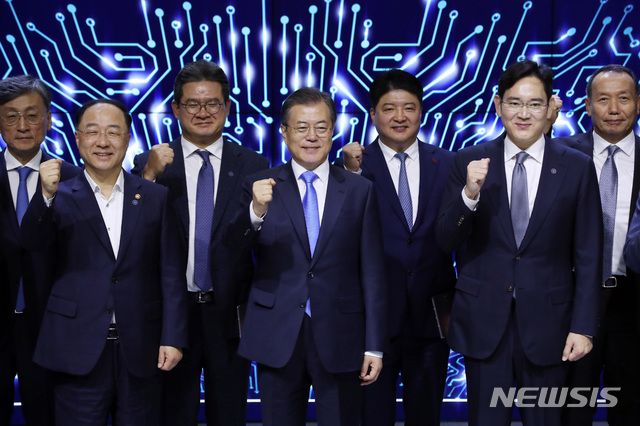 【아산=뉴시스】 박영태 기자 = 문재인 대통령이 10일 충청남도 아산시 탕정 삼성디스플레이 사업장에서 열린 신규투자 및 상생협력 협약식에 참석, 이재용 삼성전자 부회장 등 참석자들과 파이팅을 외치고 있다. 앞줄 왼쪽부터 홍남기 경제총리 겸 기획재정부 장관, 문 대통령, 이 부회장. 2019.10.10. since1999@newsis.com