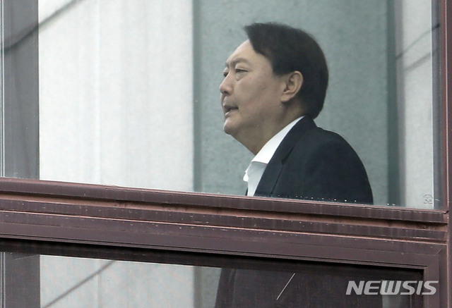 【서울=뉴시스】최동준 기자 = 윤석열 검찰총장이 지난 10일 서울 서초구 대검찰청에서 점심 식사를 하기 위해 이동하고 있다. 2019.10.10. photocdj@newsis.com