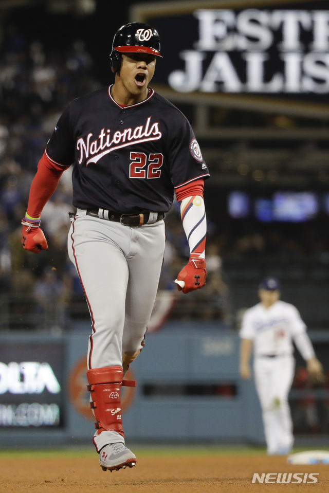 【로스엔젤레스=AP/뉴시스】 워싱턴 내셔널즈의 후안 소토가 10일(한국시간) 미국 캘리포니아주 로스앤젤레스 다저 스타디움에서 열린 2019 미국메이저리그(MLB) 내셔널리그 디비전시리즈(NLDS) 5차전에 출전해 8회초 클레이튼 커쇼에게 솔로홈런을 기록 한 뒤 포효하고 있다.앤서니 랜던에 이은 후안 소토의 백투백 홈런으로 점수는 3-3 동점이 됐다.
