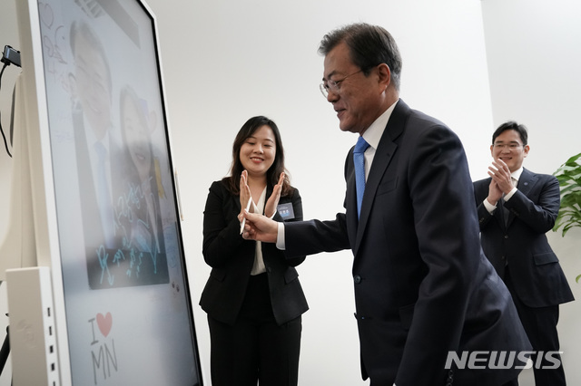 【아산=뉴시스】 박영태 기자 = 문재인 대통령이 10일 오전 충남 아산시 삼성디스플레이 아산공장에서 폴더블폰을 이용해 찍은 셀카사진을 전송한 전자칠판에 서명하고 있다. 2019.10.10. since1999@newsis.com