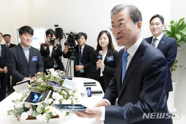 【아산=뉴시스】 박영태 기자 = 문재인 대통령이 10일 오전 충남 아산 삼성디스플레이 아산공장에서 열린 신규투자 및 상생협력 협약식에 앞서 폴더블 폰 등 차세대 디스플레이 제품을 체험하고 있다. 2019.10.10. since1999@newsis.com