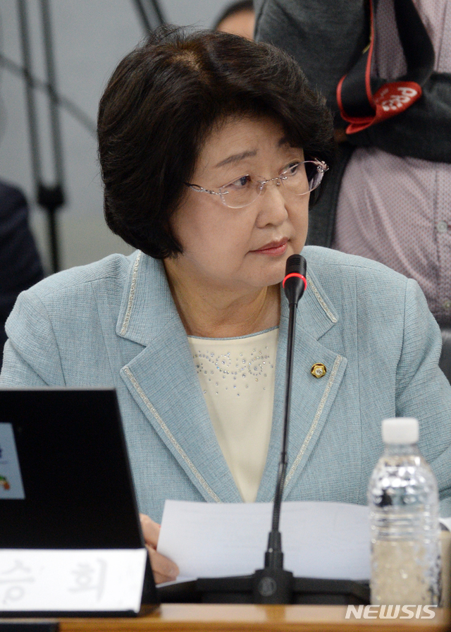 【전주=뉴시스】 김얼 기자= 2019년도 보건복지위원회 국민연금공단 국정감사가 10일 전북 전주시 국민연금공단에서 실시된 가운데 자유한국당 김승희 의원이 질의를 하고 있다. 2019.10.10.pmkeul@newsis.com