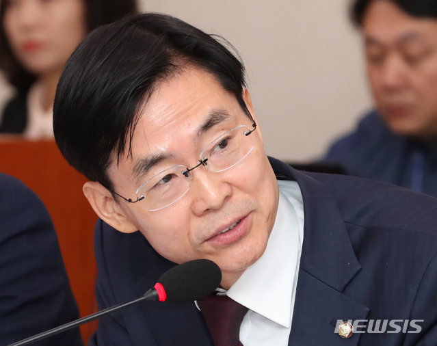 【서울=뉴시스】김명원 기자 = 10일 오전 서울 여의도 국회 문화체육관광위원회에서 열린 문화체육관광부 공공기관 및 유관기관(사행산업통합감독위원회, 한국관광공사, 그랜드코리아레저(주), 한국문화정보원, 한국문화관광연구원, 세종학당재단, 국립박물관문화재단, 한국도박문제관리센터, 한국문화원연합회 국정감사에서 조경태 자유한국당 의원이 질의하고 있다. 2019.10.10. kmx1105@newsis.com