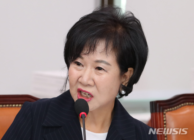 [서울=뉴시스]김명원 기자 = 지난해 10월10일 오전 서울 여의도 국회 농림축산식품해양수산위원회에서 열린 수산업협동조합중앙회(수협은행 포함) 해양환경공단 한국해양교통안전공단 한국수산자원공단 한국해양진흥공사 한국선급 국정감사에서 당시 손혜원 무소속 의원이 질의하고 있다. 2019.10.10. kmx1105@newsis.com