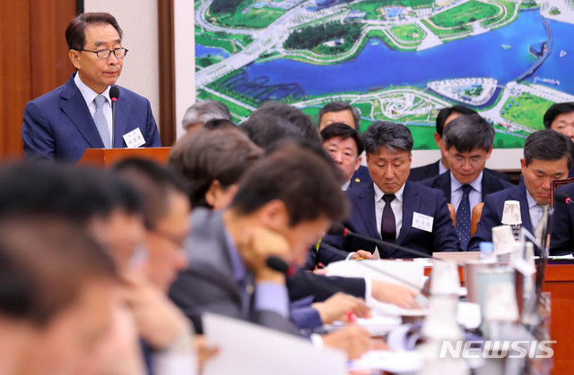 【서울=뉴시스】 장세영 기자 = 이강래 한국도로공사 사장이 10일 오전 서울 국회 국토교통위원회 한국도로공사와 한국교통안전공단 국정감사에 참석해 업무보고를 하고 있다. 2019.10.10. photothink@newsis.com