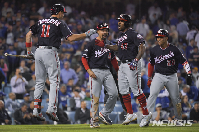 【로스앤젤레스=AP/뉴시스】 워싱턴 내셔널스의 하위 켄드릭(사진 오른쪽에서 두 번째)이 10일(한국시간) 미국 캘리포니아주 로스앤젤레스의 다저스타디움에서 열린 LA 다저스와의 2019 메이저리그(MLB) 내셔널리그 디비전시리즈(NLDS·5전3선승제) 5차전에서 3-3으로 맞선 연장 10회초 만루포를 때려낸 뒤 동료들과 기뻐하고 있다. 2019.10.10 