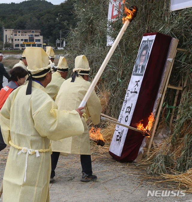 【양양=뉴시스】 김경목 기자 = 강원도민들이 10일 오전 강원 양양군 남대천 고수부지에서 강원도 최대 현안 사업인 '설악산 오색 케이블카 설치 사업'이 백지화되자 궐기대회를 열고 조명래 환경부 장관과 환경부 정책에 반발하는 화형식을 열고 있다.&nbsp; 2019.10.10. photo31＠newsis.com