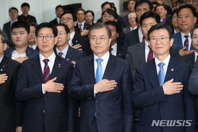 【홍성=뉴시스】 박영태 기자 = 문재인 대통령이 10일 오후 충남 홍성군 충남도청에서 열린 충남 해양신산업 발전전략 보고회에 참석, 국기에 대한 경례를 하고 있다. 왼쪽부터 양승조 충남지사, 문 대통령, 문성혁 해양수산부 장관. 2019.10.10.since1999@newsis.com