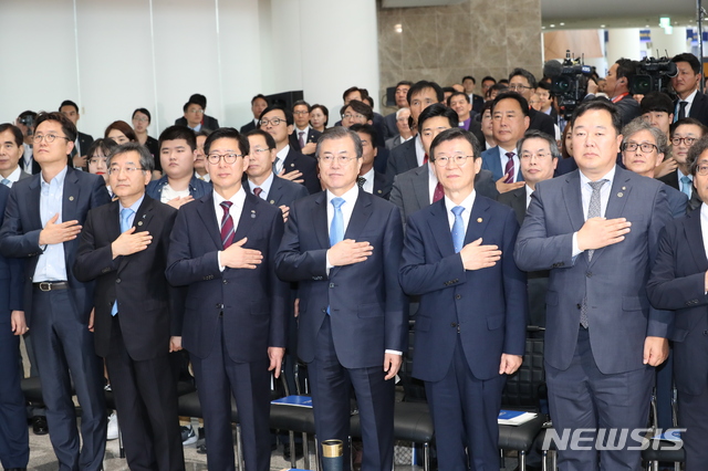 【홍성=뉴시스】 박영태 기자 = 문재인 대통령이 10일 오후 충남 홍성군 충남도청에서 열린 충남 해양신산업 발전전략 보고회에 참석, 국기에 대한 경례를 하고 있다. 왼쪽 세번째부터 양승조 충남지사, 문 대통령, 문성혁 해양수산부 장관. 2019.10.10. since1999@newsis.com