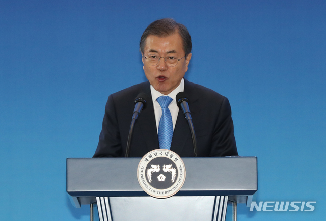 【홍성=뉴시스】 박영태 기자 = 문재인 대통령이 10일 오후 충남 홍성군 충남도청에서 열린 충남 해양신산업 발전전략 보고회에 참석, 발언하고 있다. 2019.10.10.since1999@newsis.com