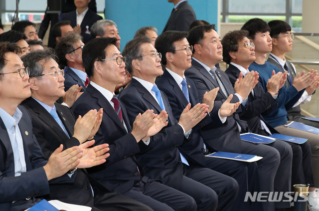【홍성=뉴시스】 박영태 기자 = 문재인 대통령이 10일 오후 충남 홍성군 충남도청에서 열린 충남 해양신산업 발전전략 보고회에 참석, 해양 신산업 발전전략 동영상을 시청한 뒤 박수를 치고 있다. 왼쪽 세번째부터 양승조 충남지사, 문 대통령, 문성혁 해양수산부 장관. 2019.10.10.since1999@newsis.com