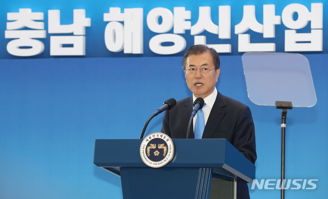 【홍성=뉴시스】 박영태 기자 = 문재인 대통령이 10일 오후 충남 홍성군 충남도청에서 열린 충남 해양신산업 발전전략 보고회에 참석, 발언하고 있다. 2019.10.10.since1999@newsis.com