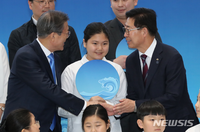 【홍성=뉴시스】 박영태 기자 = 문재인 대통령이 10일 오후 충남 홍성군 충남도청에서 열린 충남 해양신산업 발전전략 보고회에 참석, 양승조 충남지사와 악수하고 있다. 2019.10.10.since1999@newsis.com