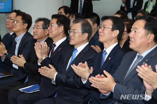 【홍성=뉴시스】 박영태 기자 = 문재인 대통령이 10일 오후 충남 홍성군 충남도청에서 열린 충남 해양신산업 발전전략 보고회에 참석, 어린이들의 해양 신산업 발전 다짐 퍼포먼스를 보며 박수를 치고 있다. 왼쪽 네번째부터 양승조 충남지사, 문 대통령, 문성혁 해양수산부 장관. 2019.10.10.since1999@newsis.com