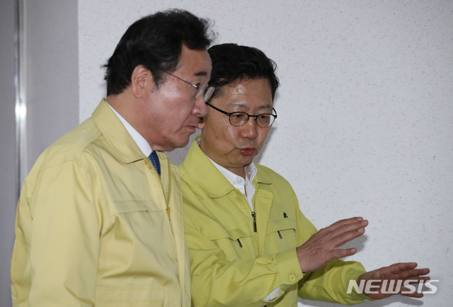 【세종=뉴시스】강종민 기자 = 이낙연 국무총리가 10일 오후 정부세종청사에서 김현수 농림축산식품부 장관과 대화를 나누며 범정부 아프리카돼지열병 방역상황 점검 회의장으로 향하고 있다. 2019.10.10. ppkjm@newsis.com