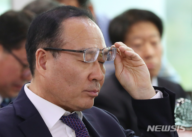 【서울=뉴시스】전신 기자 = 오세정 서울대 총장이 10일 서울 관악구 서울대학교에서 열린 국회 교육위원회 국정감사에서 오후 개회 전 안경을 고쳐쓰고 있다. 2019.10.10.&nbsp; photo1006@newsis.com